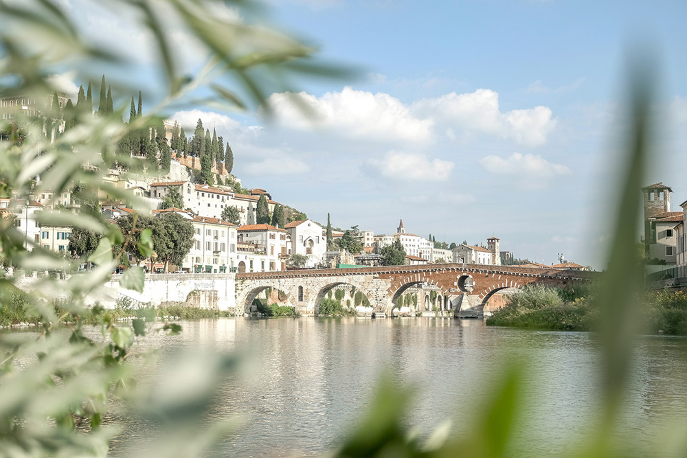 Blick auf die Ponte Pietra und die Etsch in Verona
