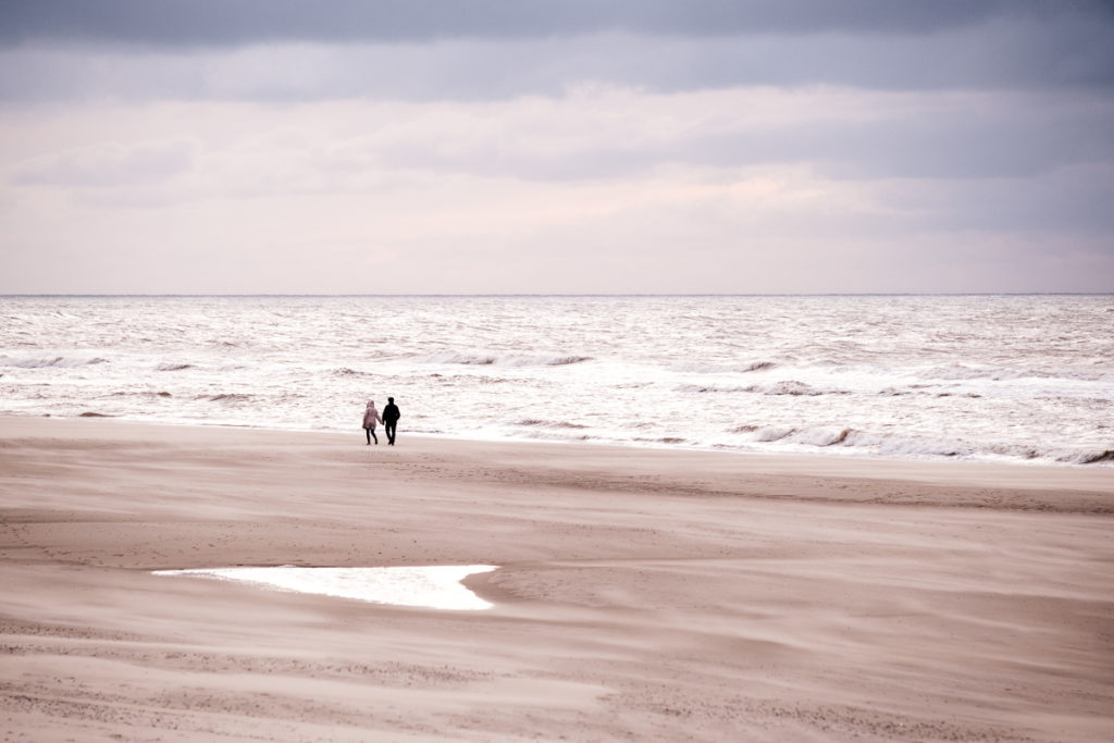 Paar am Strand von Texel bei einem Spaziergang