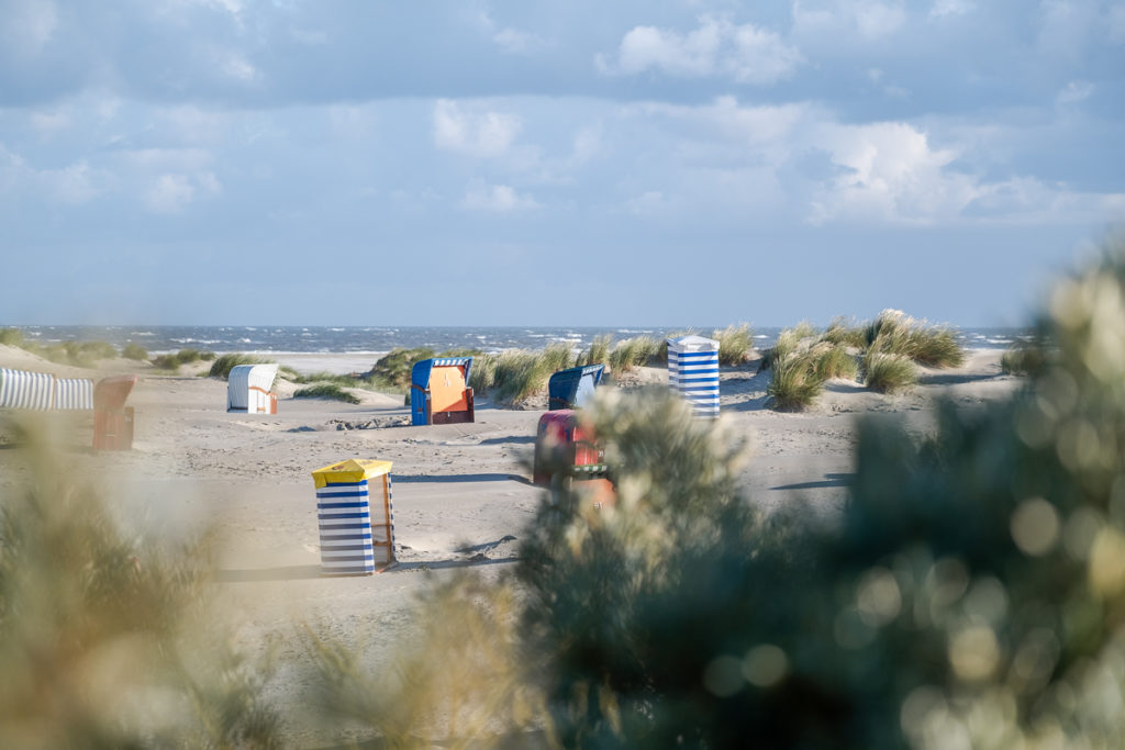 Blick auf die Dünen, das Meer und Strandkörben am Jugendbad auf der Nordseeinsel Borkum