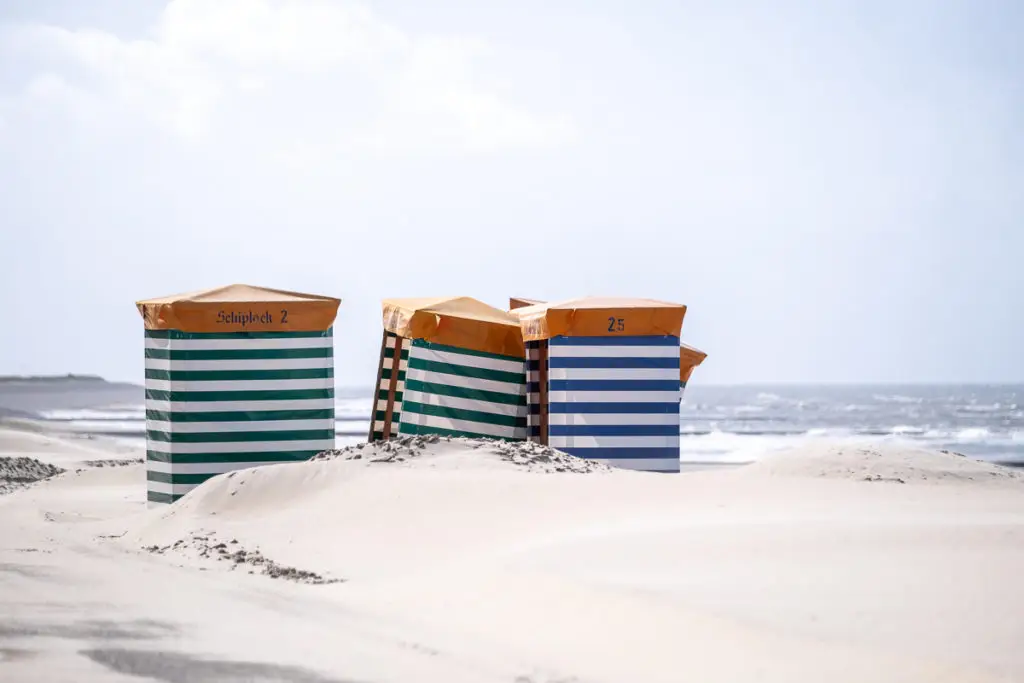 Strandkörbe in den Dünen vom Südbad auf Borkum