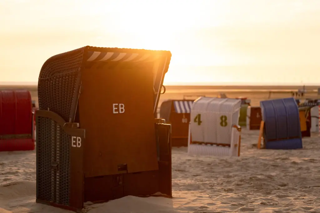 Strandkörbe auf der Nordseeinsel Borkum zum Sonnenuntergang