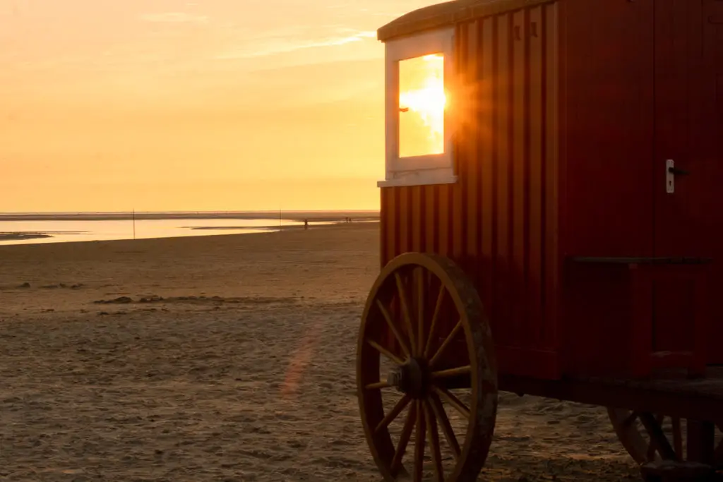 Badekarren auf Borkum zum Sonnenuntergang am Nordbad