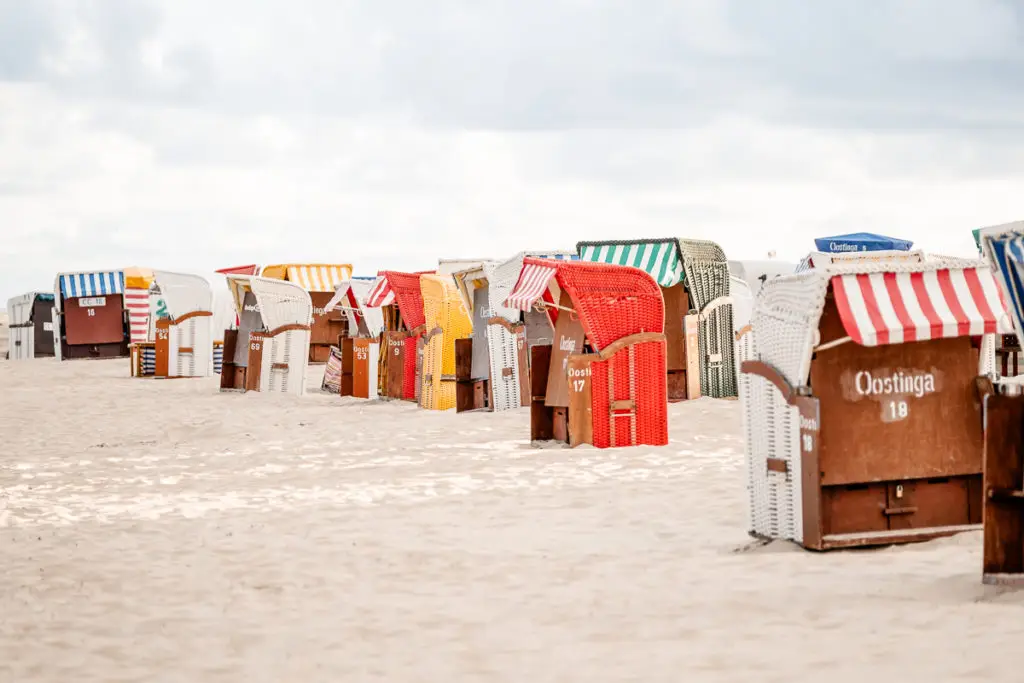 Strandkörbe auf der Nordseeinsel Borkum am Nordbad