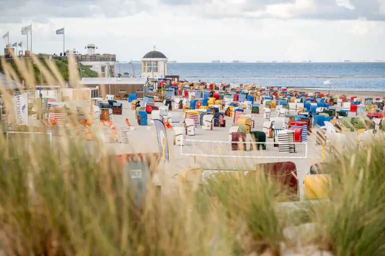 Blick auf das Nordbad der Nordseeinsel Borkum mit Strandkörben und dem Musikpavillion