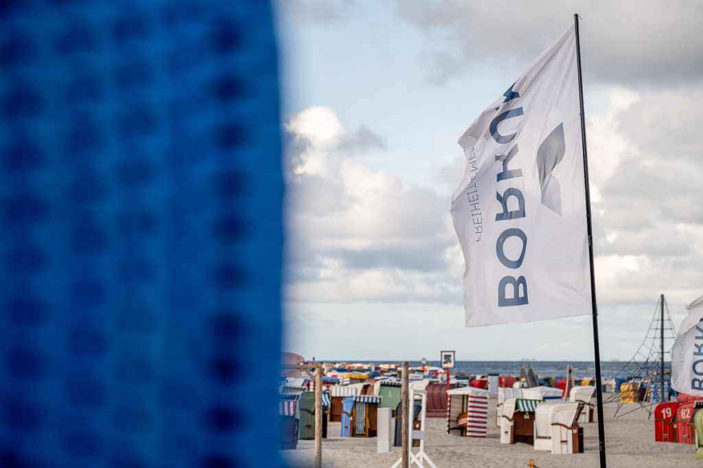 Fahne am Sportstrand der Nordseeinsel Borkum