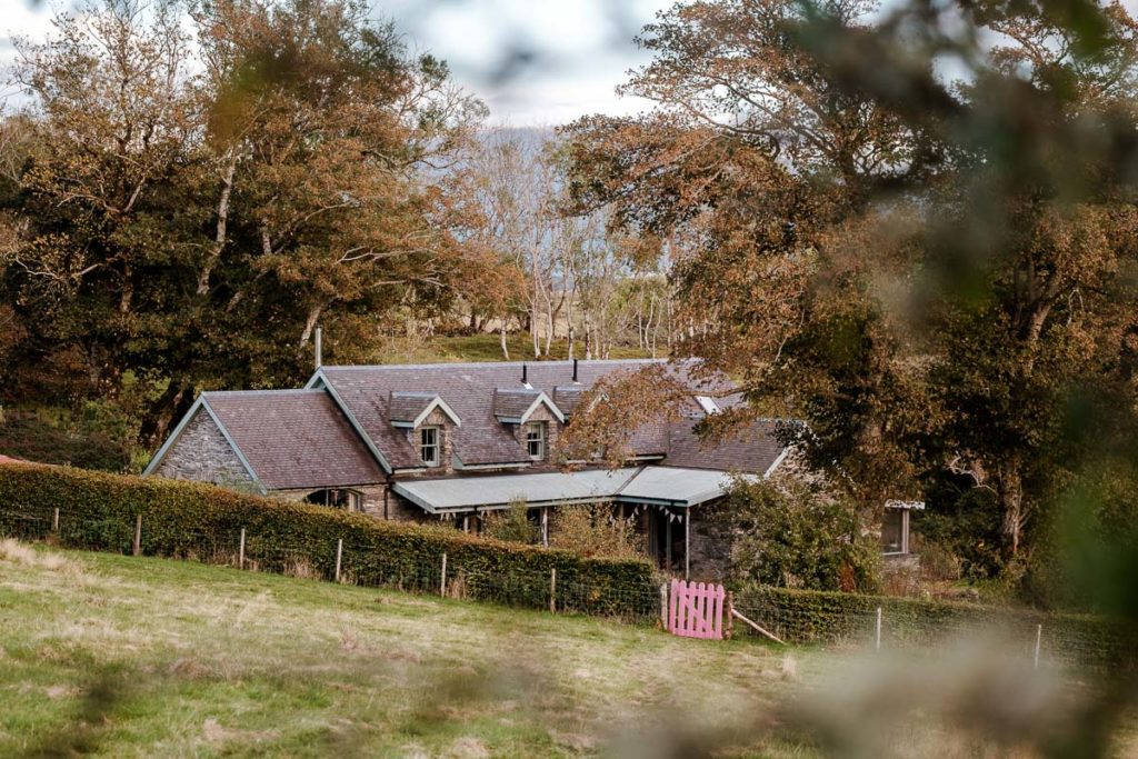 Gebäude und Außenansicht des Ballimackillichan Croft auf der Isle of Lismore in Schottland