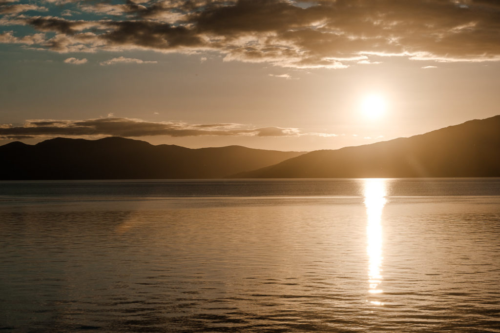 Sonnenuntergang auf der Isle of Lismore inmitten der schottischen Küste in der Nähe des Ballimackillichan Croft.