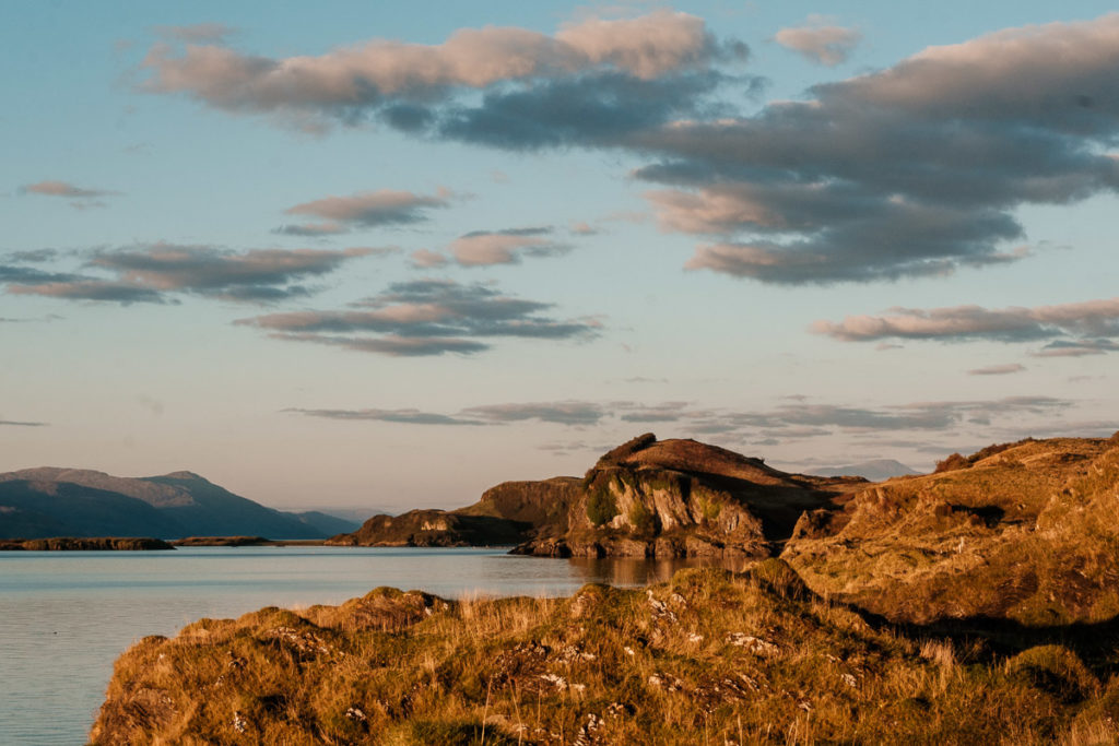 Sonnenuntergang auf der Isle of Lismore inmitten der schottischen Küste des Ballimackillichan Croft.