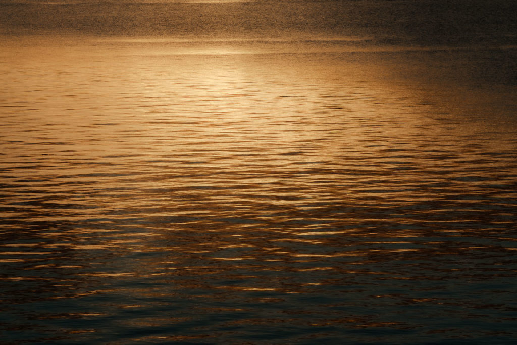 Atemberaubender Sonnenuntergang auf der Isle of Lismore inmitten der schottischen Natur, der sich auf der Wasseroberfläche des Meeres spiegelt.