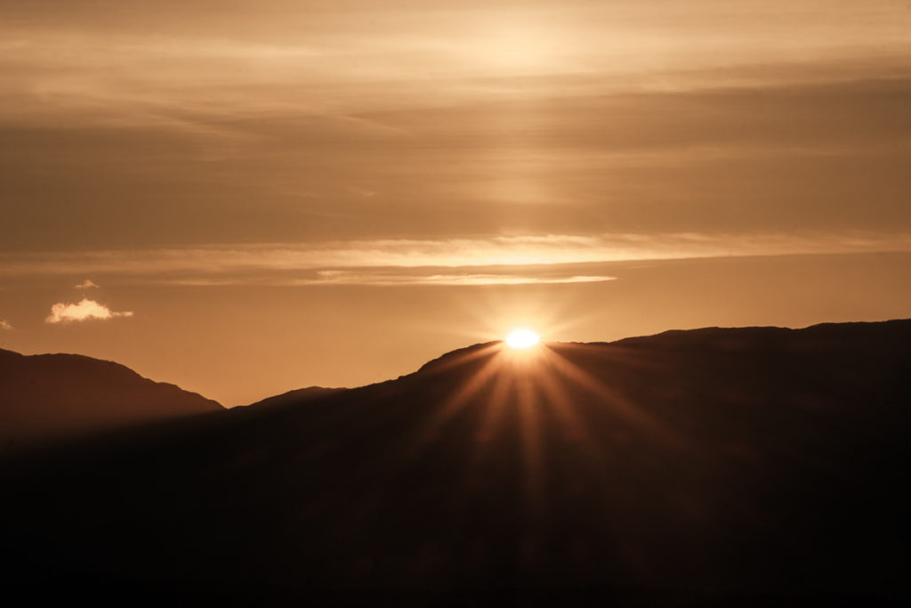 Sonnenaufgang auf der Isle of Lismore inmitten der schottischen Küste in der Nähe des Ballimackillichan Croft.