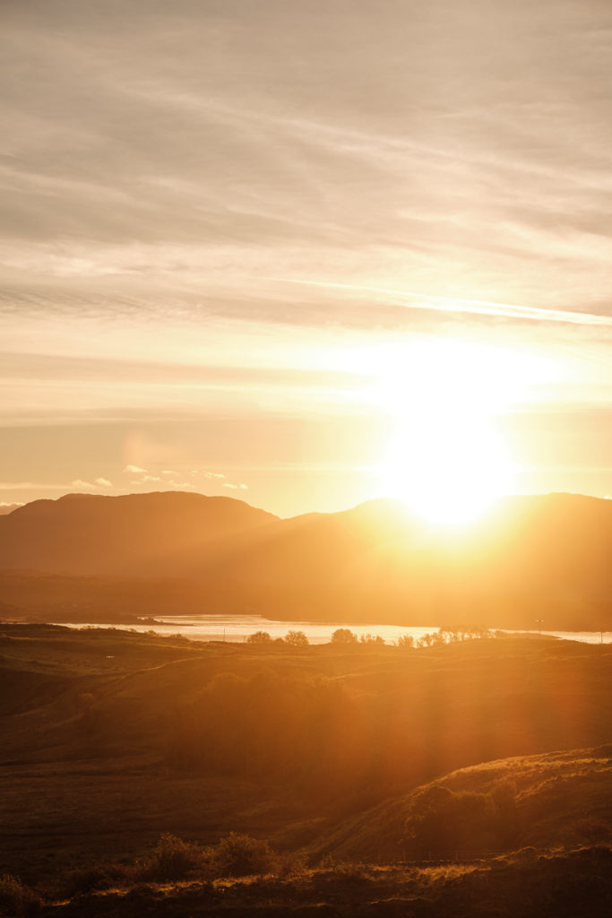 Sonnenaufgang auf der Isle of Lismore inmitten der schottischen Küste in der Nähe des Ballimackillichan Croft.