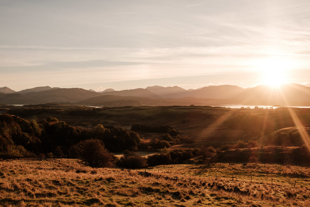 Sonnenaufgang auf der Isle of Lismore inmitten der schottischen Küste in der Nähe des Ballimackillichan Croft.