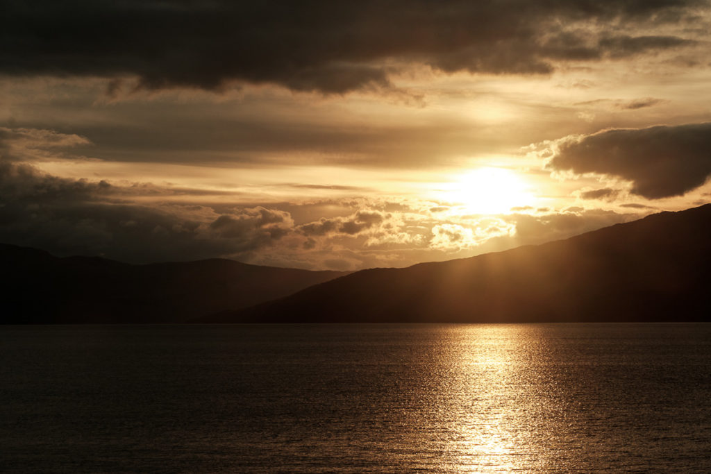 Atemberaubender Sonnenuntergang auf der Isle of Lismore inmitten der schottischen Natur