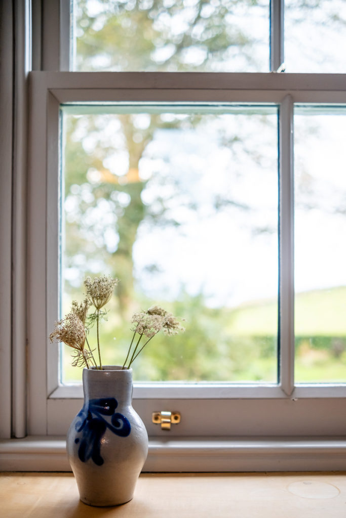 Dekorative Vase am Fenster im Ballimackillichan Croft auf der Isle of Lismore