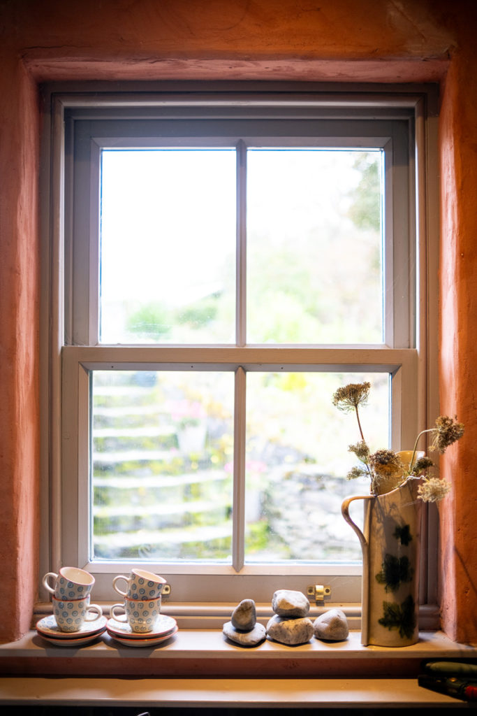 Fenster mit Dekoration in der Unterkunft Ballimackillichan Croft auf der Isle of Lismore in Schottland