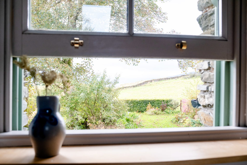 Ausblick in den Garten im Ballimackillichan Croft auf der Isle of Lismore für Alleinreisende in Schottland